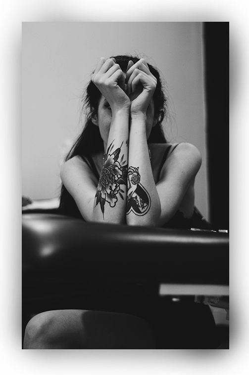 Chica con tatuajes en los brazo